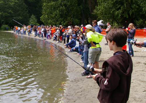 kids-fishing-at-lake