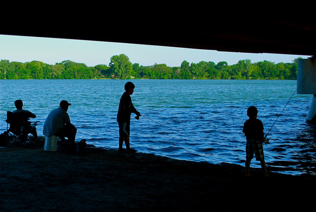 kids-fishing-on-bank