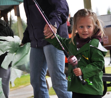 girl-with-fishing-rod